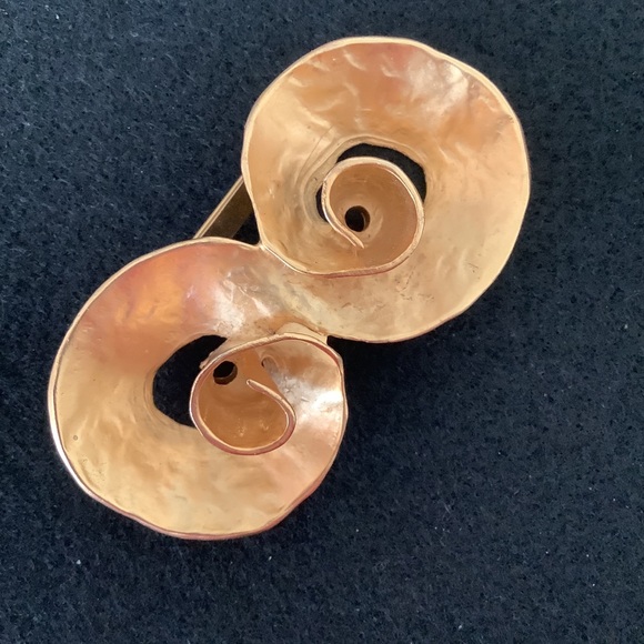 Vintage gold tone brooch. - Picture 2 of 5